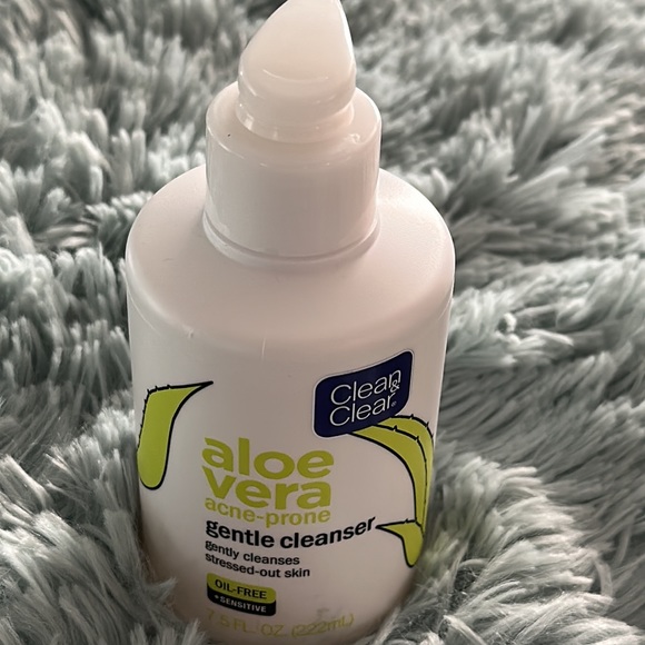 CLEAN & CLEAR ALOE VERA Acne-Prone Gentle Cleanser. Oil- free, gentle cleanser. - Picture 3 of 3